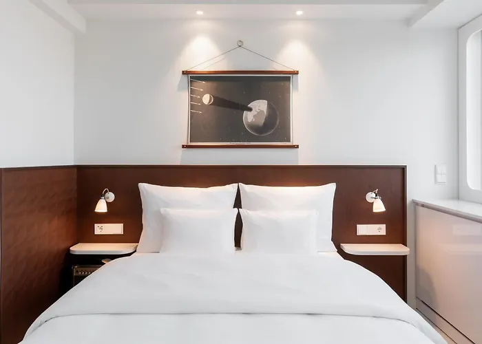 Ruby Luna Hotel